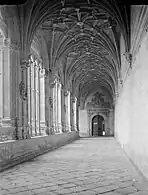 Cloister of Los Reyes between 1880-1926, photo by Joaquim Morelló. Memòria Digital de Catalunya.