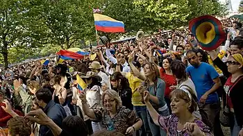 Large numbers of Colombians live in London.