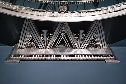 Complex zigzags – Foot of a console table, by Paul Fehér (c. 1930), metal, in a temporary exhibition called  the "Jazz Age" at the Cleveland Museum of Art