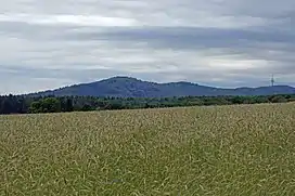 Rossert and nameless hilltop, on the right Atzelberg with network tower (seen from the east)