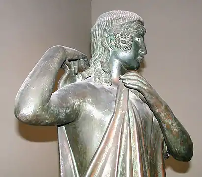 Fastening a peplos