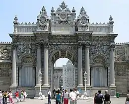 Exterior façade of the Gate of the Treasury (Hazine-i Hassa Kapısı) near Dolmabahçe Clock Tower. The columns of the exterior façade of the gate are in a formation of 1-2-2-1.