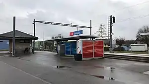 Single-story shelter on platform