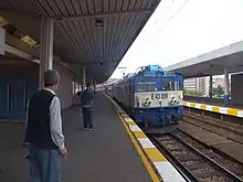 E43 009 leads an intercity train into Söğütlüçeşme station.