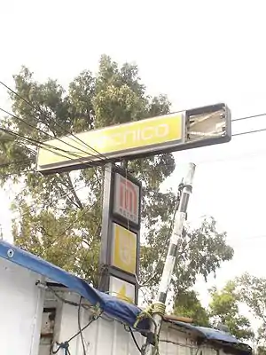 Picture of a sign indicating one of the entrances to Politécnico station.