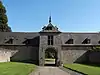 Kasteel van Follie, met kapel, keuken, muren, plafond van de bibliotheek, en het ensemble van het kasteel, de bijgebouwen en het park