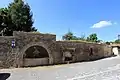 Eggenburg - Stadtmauer und Brunnen, Kirchengasse 5