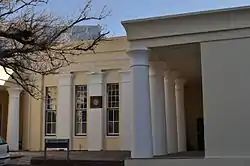 Just above Bertram House, also to the right of the Avenue, the so-called "Egyptian Building" of the University of Cape Town is situated. It lies concealed behind the old white wall of the Company’s park for beasts of prey and a beautiful gateway gives acc. This building was completed in 1841 for the South African College, later the University of Cape Town. It is the first building erected for higher education in South Africa and today still serves the same purpose.