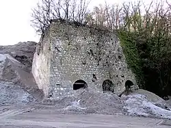 Ancient lime kiln at the foot of the spur (east side).