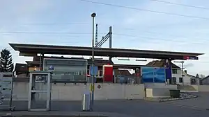 Canopy-covered platform