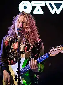 Zach Grace of Flor performing in 2018