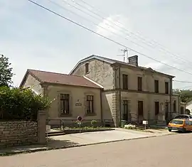 The town hall and school in Gemmelaincourt