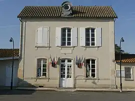 The town hall in Graves-Saint-Amant