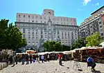 Greenmarket Square – one of the squares around which Cape Town developed. In early times it was the site of the vegetable and fruit market. During the seventeenth century a number of streets came into existence above fashionable Sea Street (Strand Street) in which the Koopmans-de Wet House and the unique group of buildings of the Lutheran Church still survive today. Type of site: Square.