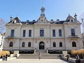 The town hall in Oullins