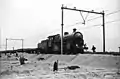 NS 3607 with a sand train, presumably during the work on the railway embankment between Gouda and Oudewater. (1947)