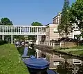 Bridge from gym to classrooms over the Garenkokerskade