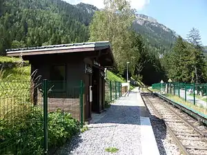 Single-story shelter on side platform