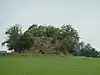 Tombe de l'Empereur en het ensemble wat wordt gevormd door de tumulus en een deel van het perceel waarop de tumulus gelegen is