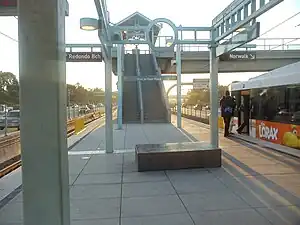 The platform at Hawthorne/Lennox station