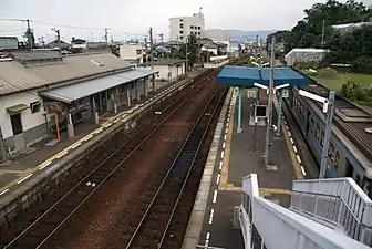 A view of the station platforms and tracks, looking in the direction of Tokushima. In the far distance, a siding can be seen branching off track 1 to the left.