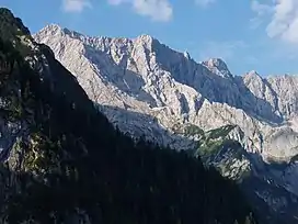 Middle Höllentalspitze (centre, 2,743 m)