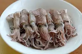 Horaegi-sukhoe (blanched loliolus squid)