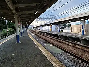 Horinouchi Station platform20200802