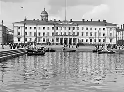 Hotel Seurahuone in 1908, seen from across the Market Square.