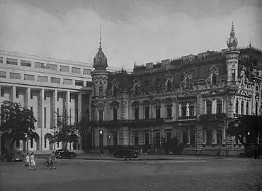 Photo made before the 1944 bombardments, with the Victoria Palace (left) and the Sturdza Palace (right). This picture shows that the two buildings coexisted, and that today, the Victoria Palace isn't in the place of the Sturdza Palace as some sources might say