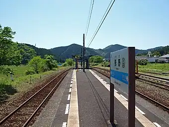 A view of the island platform looking in the direction of Kubokawa. The siding can be seen to the right of the picture.