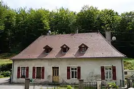 One-storey house under a gable roof.