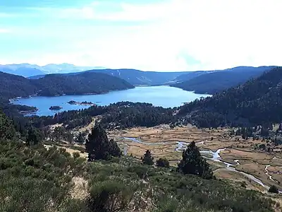 The lake is fed by River Têt (below, on the right).