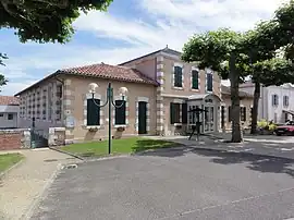 The town hall in Lesperon