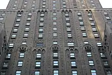 Upper stories of the Lexington Avenue facade. The facade contains alternating bays of projecting and recessed windows.