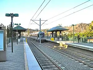 A train at Lincoln/Cypress station