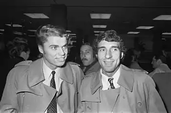 Roger Magnusson et Bernard Bosquier à l'Aéroport d'Amsterdam-Schiphol pour le match Ajax Amsterdam-Olympique de Marseille.