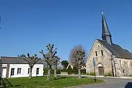 The town hall and church in Havelu