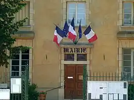 The town hall in Coulombs