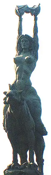 Close image of the statue of María Lionza from the front.