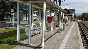 Shelter on side platform