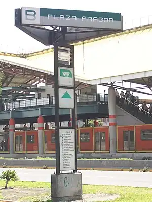 Picture of a sign indicating one of the entrances to Plaza Aragón station.