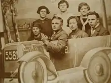 Gabriëlle Demedts together with her brother André Demedts and with the Declercq family, around 1923.