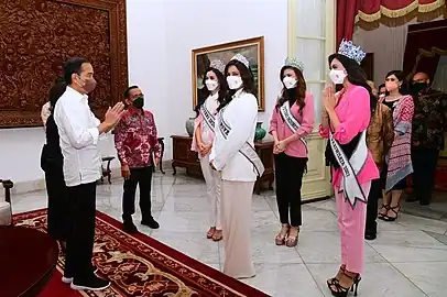 Suardana (crowned left) together with Puteri Indonesia 2022 Queens and Miss Universe 2021, Harnaaz Sandhu of India; meeting with President of The Republic of Indonesia, Joko Widodo in Merdeka Palace, Jakarta on 30 May 2022.