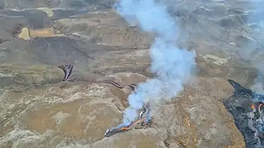 The new eruption fissures to the left, the older ones to the right, seen from a helicopter, view to the east.