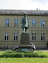 Niels Fhord statue in front of Rolighedsvej 25