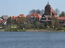 Blick über den Oberteich auf die St.-Laurentius-Kirche