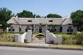 The Heemraad chose an excellent site for their Drostdy. It is situated to the east of the Korenlands River, on the road to the Cape and commands a fine view across the valley to the Langeberg Range and the towering Twelve O’Clock Peak. Building of the Dro Type of site: Drostdy.