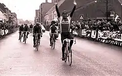 Overwinning Eric Vanderaerden, Dwars door België 1986, Waregem, Maurice Terryn (collectie KOERS. Museum van de Wielersport)