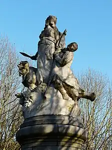 Sculpture depicting 2 soldiers, one holding a rifle and the other a French flag, leaning against a woman wearing a helmet and carrying a sword.